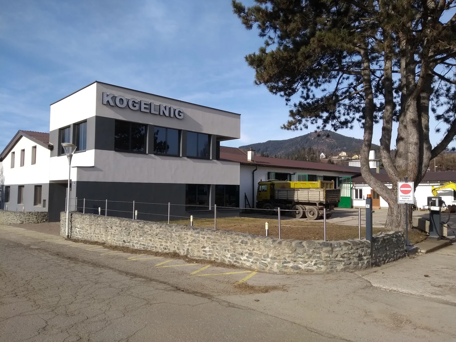 Firmengebäude, Hof und Lkw am Standort in St. Veit